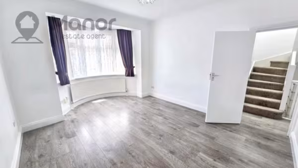Woodford Avenue, Ilford, IG2 6UX